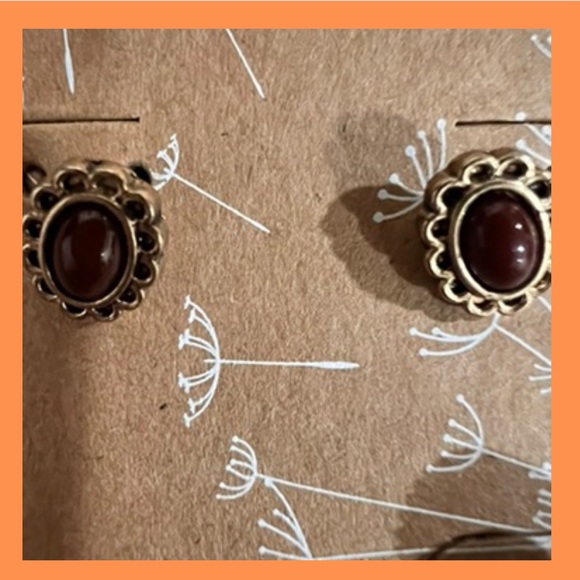 BRAND NEW! 3 pairs of stud earrings, green, burgundy & rust with gold trim. - Picture 4 of 7
